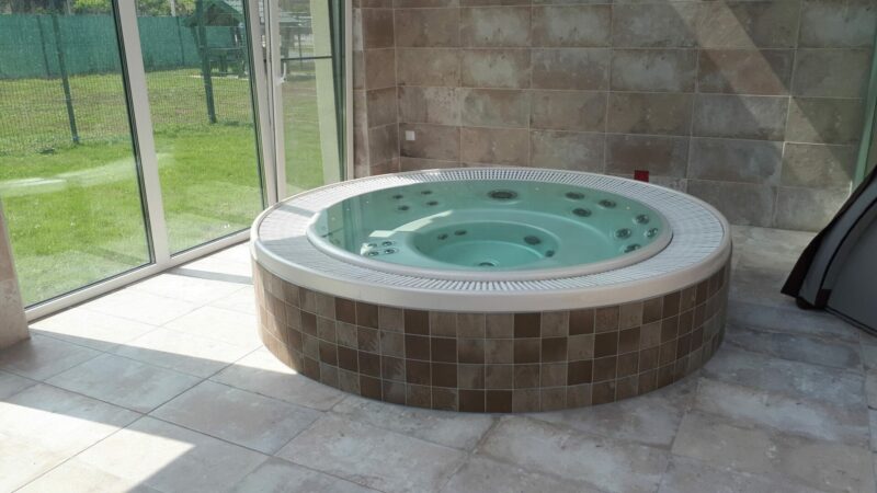 Süllyesztett Goa medence épített emeléssel